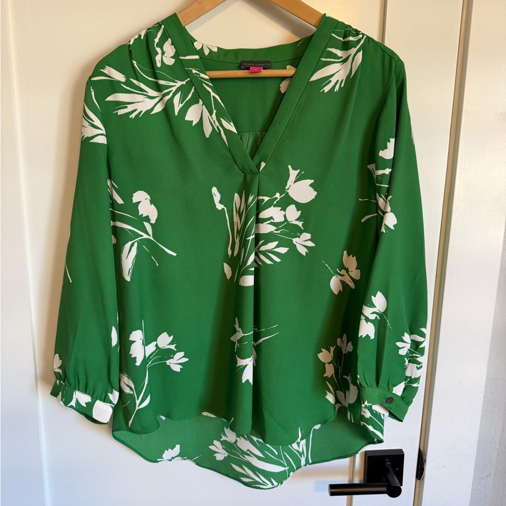 Vince Camuto Green Floral V-Neck Blouse with White Print